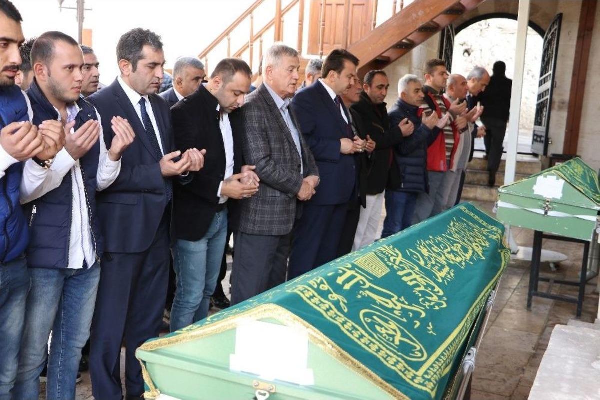 Hira İle Elasu Yan Yana Defnedildi