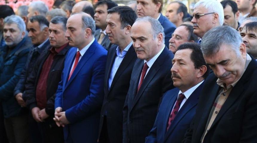 Bakan &Ouml;zl&uuml;, Sakarya&rsquo;da Cenazeye Katıldı