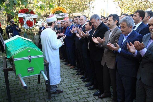 Bakan &Ouml;zl&uuml;, Sakarya&rsquo;da Cenazeye Katıldı 1