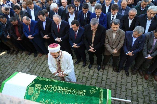 Bakan &Ouml;zl&uuml;, Sakarya&rsquo;da Cenazeye Katıldı 2