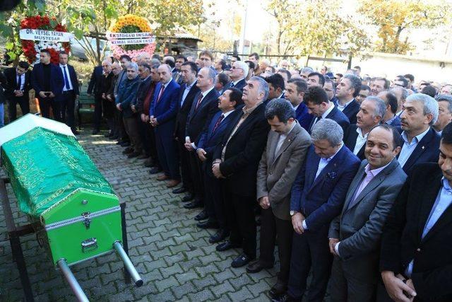 Bakan &Ouml;zl&uuml;, Sakarya&rsquo;da Cenazeye Katıldı 3