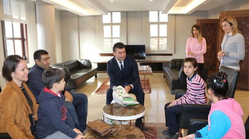 Başkan Akın&rsquo;dan Kitap Hediyesi