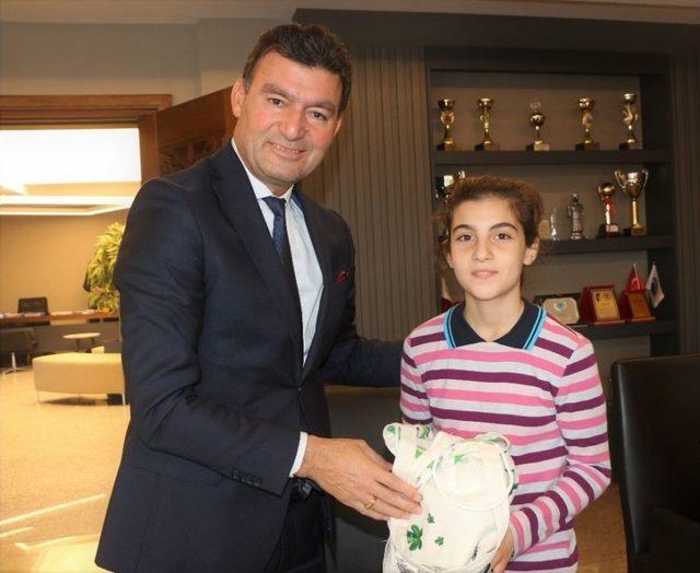 Başkan Akın&rsquo;dan Kitap Hediyesi 1