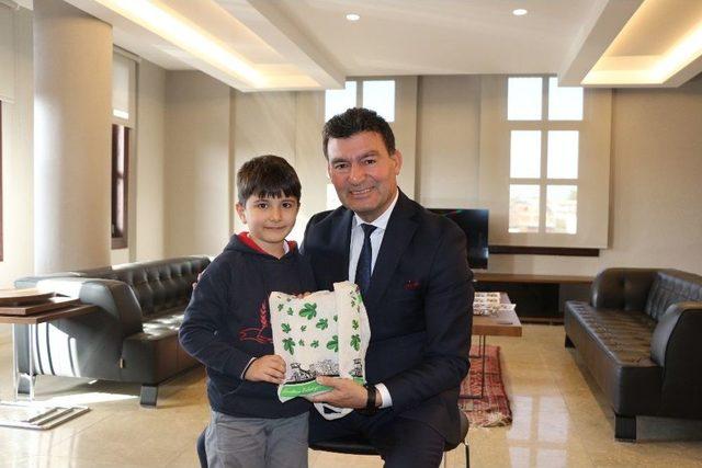 Başkan Akın&rsquo;dan Kitap Hediyesi 2