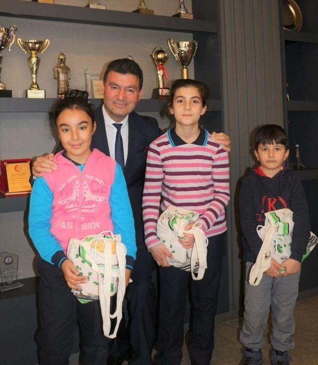 Başkan Akın&rsquo;dan Kitap Hediyesi 3