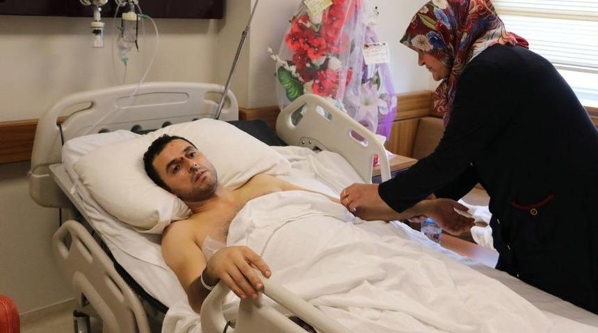 Yolda Halay &Ccedil;ekenleri Uyarmak İsteyen Şahsa Taksi &Ccedil;arptı