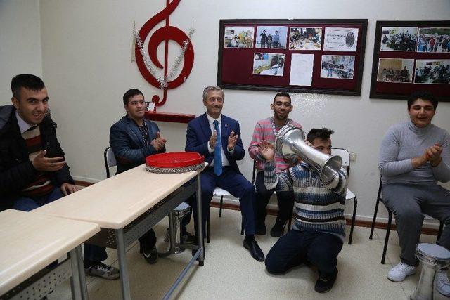 Tahmazoğlu Down Sendromlu &Ccedil;ocukları Ziyaret Etti 2