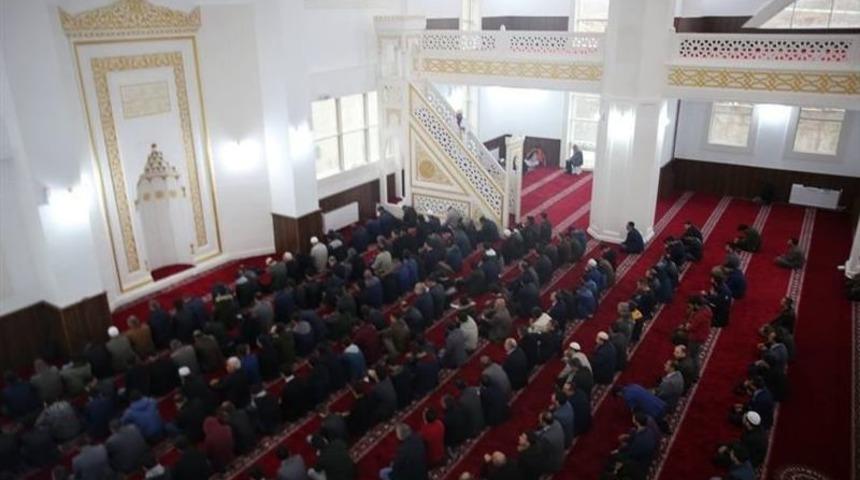Kamp&uuml;s Cami&rsquo;nde İlk Cuma Namazı Kılındı