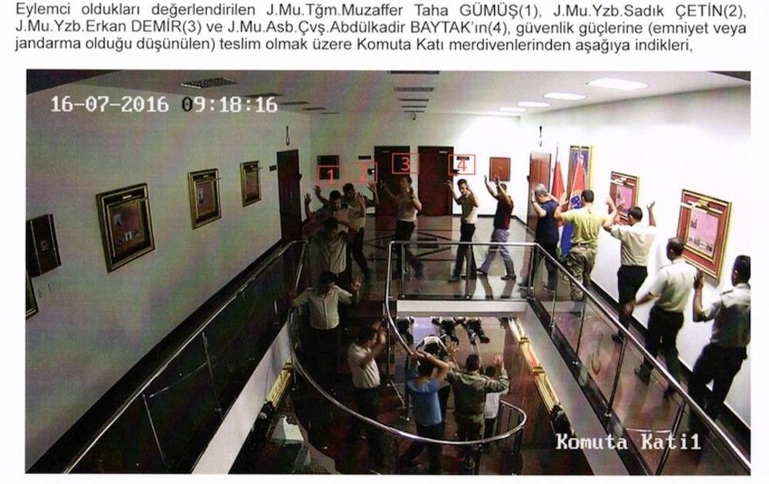Jandarma Genel Komutanlığındaki Darbecilerin G&ouml;zaltına Alınma Anının Fotoğrafları Ortaya &Ccedil;ıktı