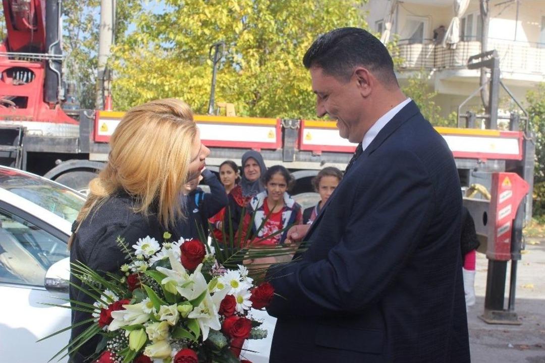 &Ouml;ğretmene Okul &Ouml;n&uuml;nde Vin&ccedil;li Evlilik Teklifi