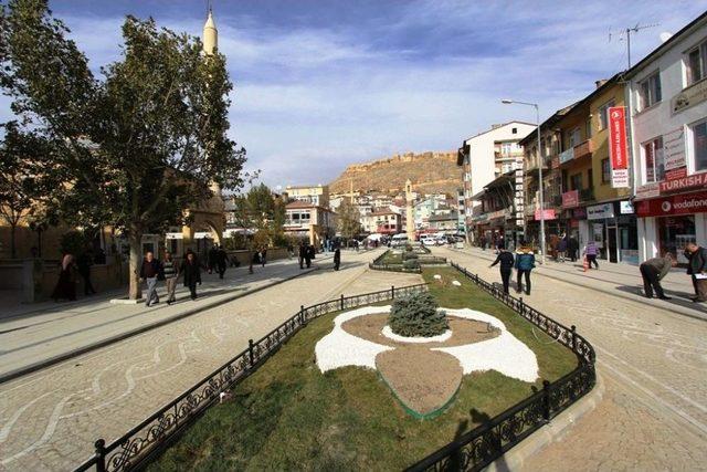 Cumhuriyet Caddesi Göz Kamaştırıyor