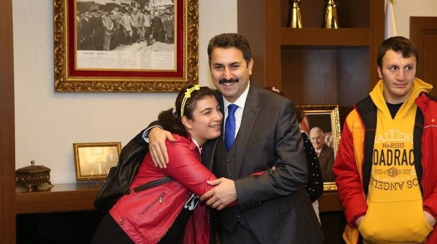 Başkan Eroğlu, Engelli &Ouml;ğrencileri Makamında Konuk Etti