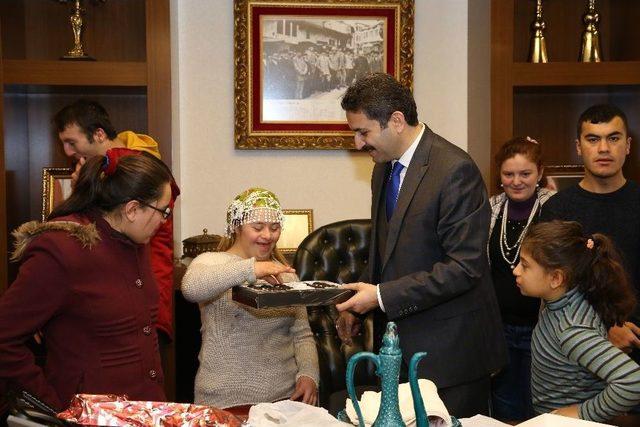 Başkan Eroğlu, Engelli Öğrencileri Makamında Konuk Etti