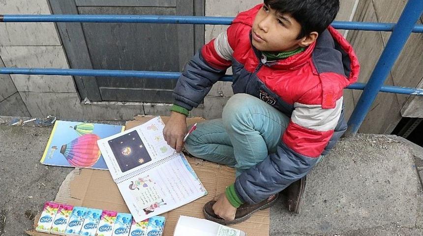 Sokakta Hem Ders &Ccedil;alışıyor Hem De Ailesi İ&ccedil;in Mendil Satıyor