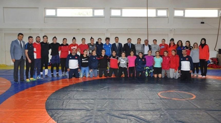 Kadın G&uuml;reş&ccedil;iler Zirve Peşinde