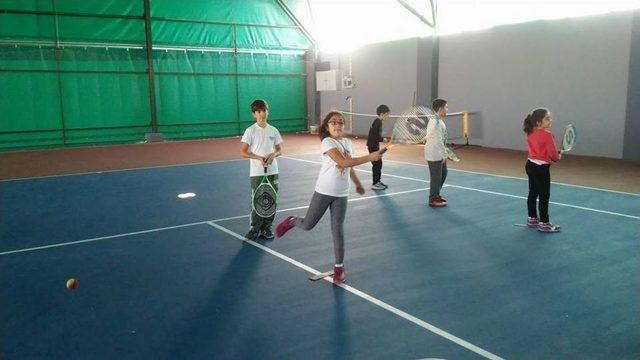 Öğrenciler Tenis Öğreniyor 1