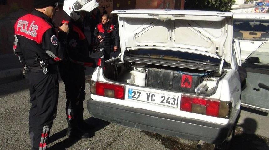 &Ccedil;aldıkları Otomobille Polisten Ka&ccedil;an Şahıslar Kaza Yaptı