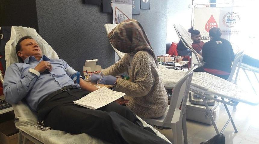 M&uuml;teahhitlerden Kan Bağışı