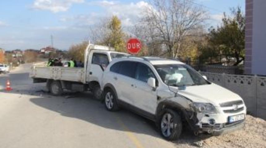 Direksiyon Başında Epilepsi N&ouml;beti Ge&ccedil;iren S&uuml;r&uuml;c&uuml; Kaza Yaptı