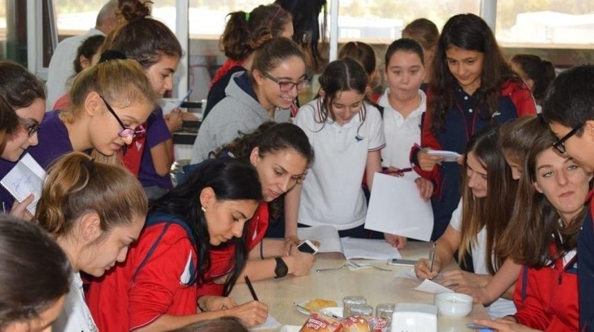 Nil&uuml;fer&rsquo;in Sultanları &Ouml;ğrencilerle Panelde Buluştu