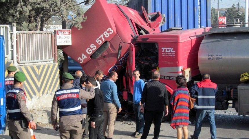 Tır İle Tanker Kafa Kafaya &Ccedil;arpıştı: 2 Yaralı