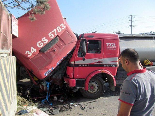 Tır İle Tanker Kafa Kafaya Çarpıştı: 2 Yaralı