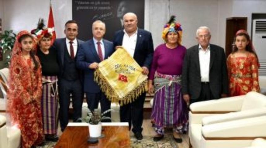 Başkan Kayda&rsquo;ya, Deveci Poşusu Hediye Edildi