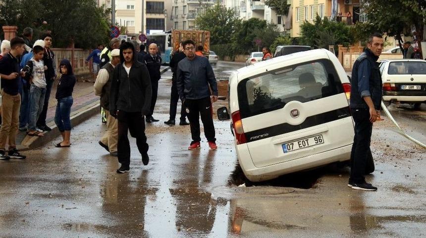 Antalya&rsquo;da Yol &Ccedil;&ouml;kt&uuml;: 2 Ara&ccedil; Mahsur Kaldı