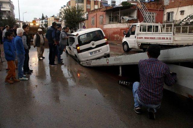 Antalya’da Yol Çöktü: 2 Araç Mahsur Kaldı