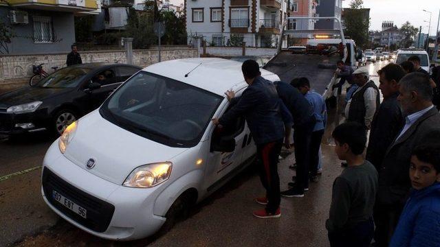 Antalya’da Yol Çöktü: 2 Araç Mahsur Kaldı