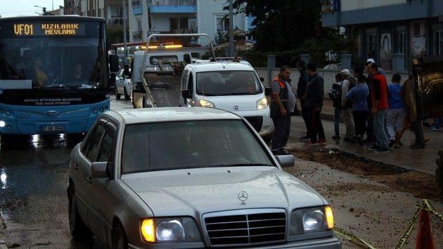 Antalya’da Yol Çöktü: 2 Araç Mahsur Kaldı