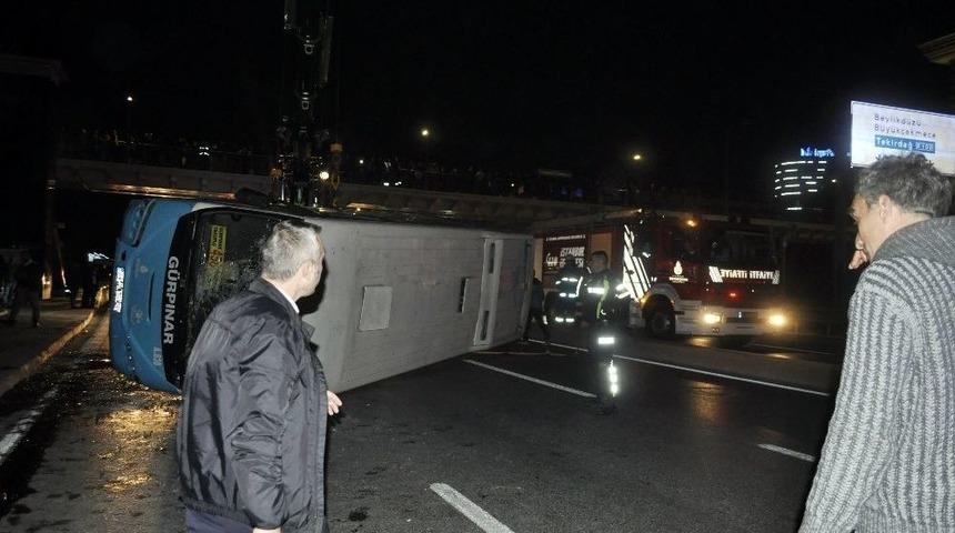 Haramidere Kavşağında Halk Otob&uuml;s&uuml; Devrildi: 6 Yaralı