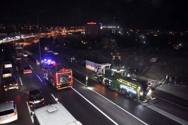 Haramidere Kavşağında Halk Otobüsü Devrildi: 6 Yaralı 1