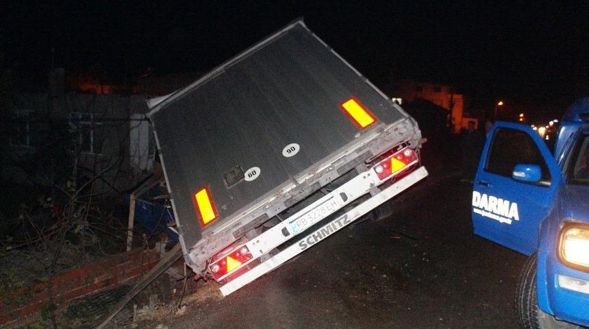 Yoldan &Ccedil;ıkan Tır Elektrik Direklerine &Ccedil;arptı