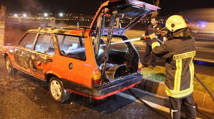 Yanan Aracını Bırakıp Ka&ccedil;tı