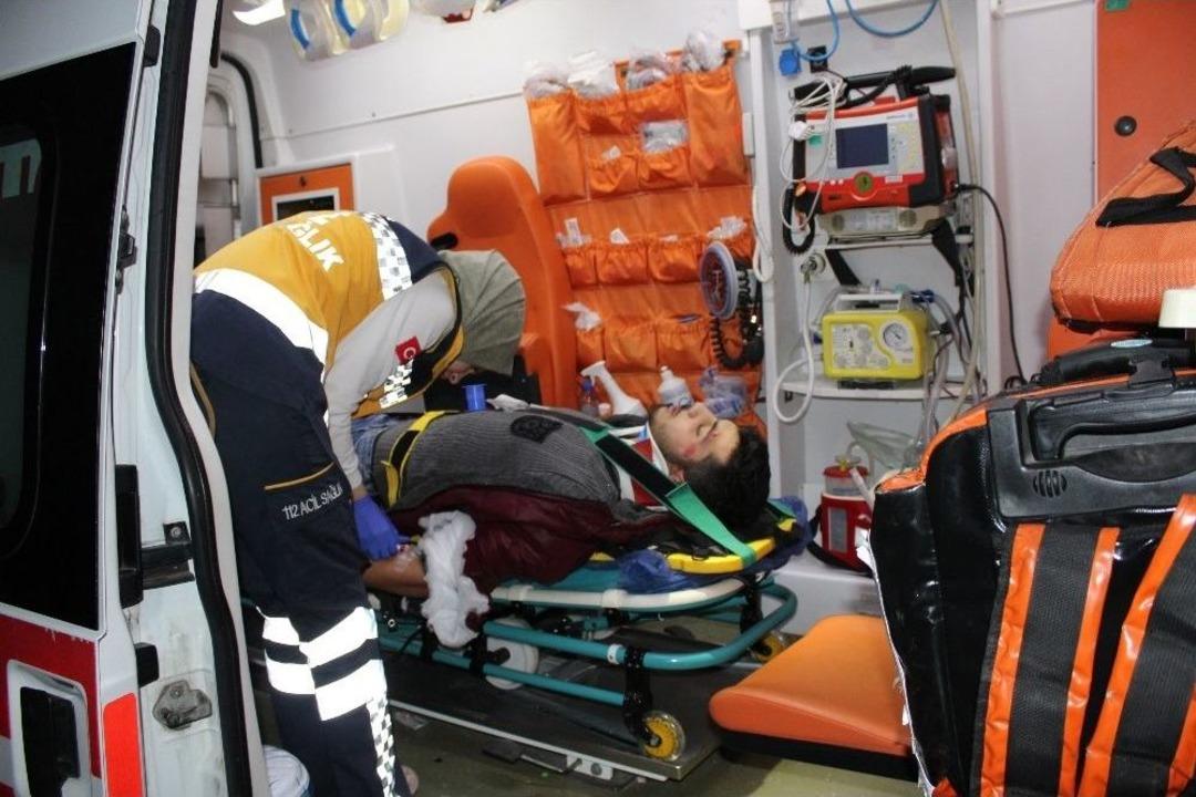 Kamyona &Ccedil;arpan Otomobilin Tavanı U&ccedil;tu: 1&rsquo;i Ağır 4 Yaralı