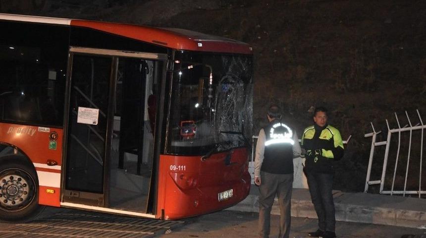 İki Otob&uuml;s Arasında Kalan Talihsiz Adam Hayatını Kaybetti