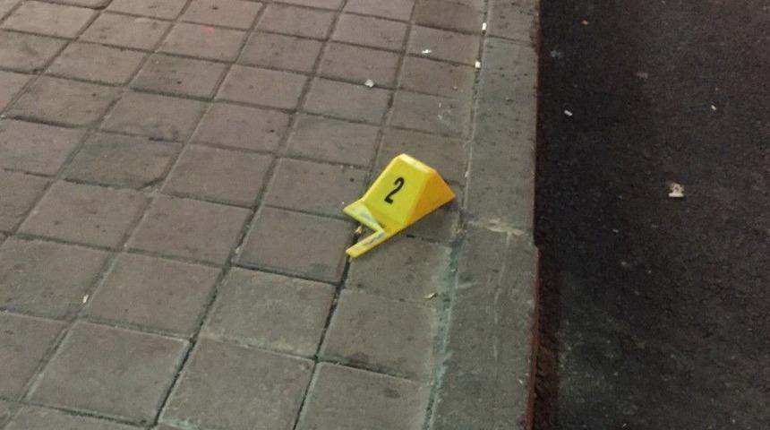 Fatih&rsquo;te Cadde Ortasında Silahlı Saldırı; 2 Yaralı