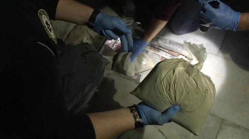 Karo Taşının Altından 3 Kilo Eroin &Ccedil;ıktı