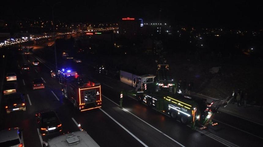 &Ouml;zel Halk Otob&uuml;s&uuml;&rsquo;n&uuml;n Devrilme Anı Kamerada