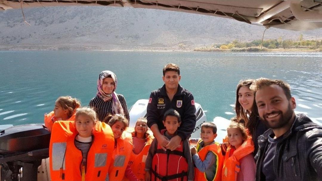 Jandarma, Vanlı &Ccedil;ocukları Van G&ouml;l&uuml; İle Buluşturdu