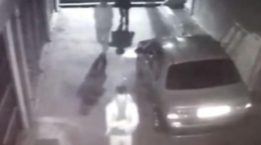 Zeytinburnu&rsquo;nda &Uuml;&ccedil; Kişinin Kahvehaneye Silahla Ateş A&ccedil;tığı Anlar Kamerada