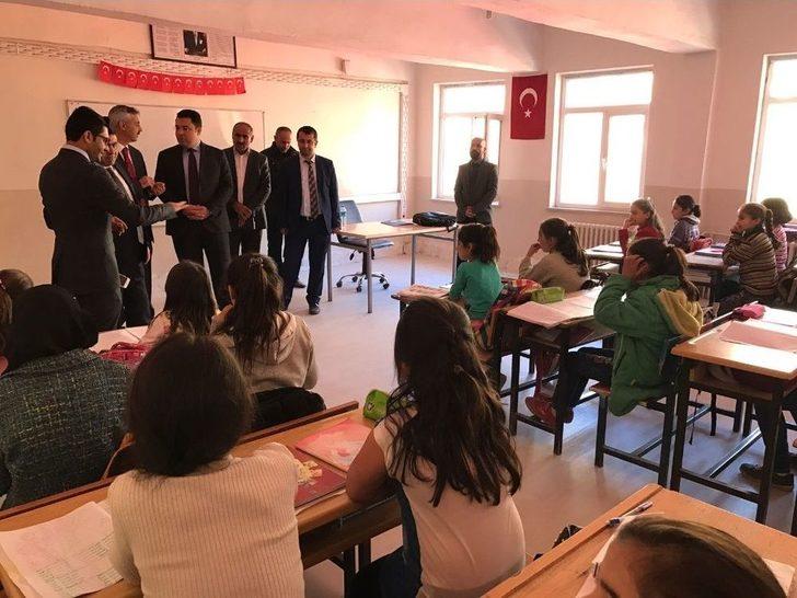 Bahçesaray Kaymakamı Özacan, Okul İnşaatlarında İnceleme Yaptı G1