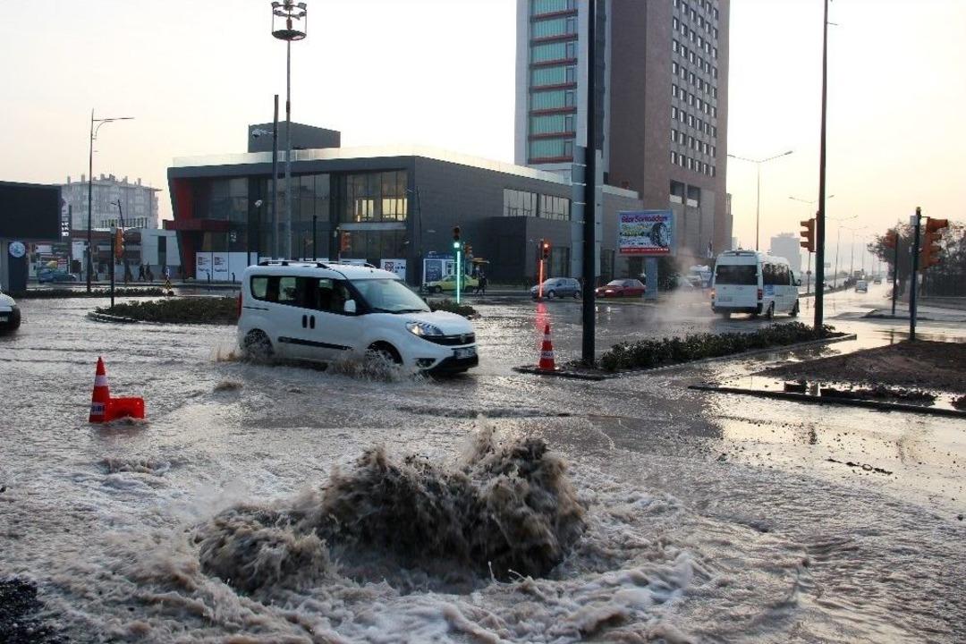 Tonlarca Su Bulvara Aktı