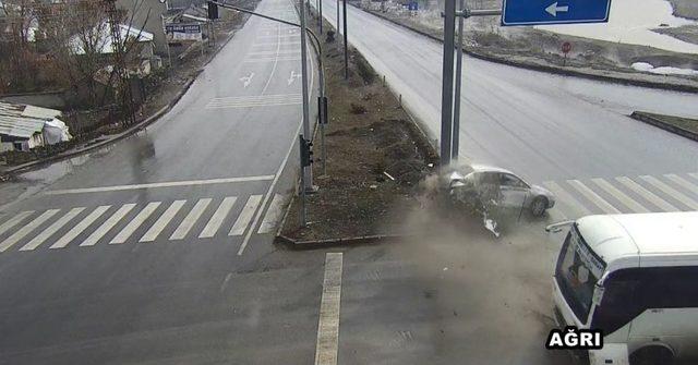 Ağrı’da Trafik Kazası Mobese Kameralarına Yansıdı