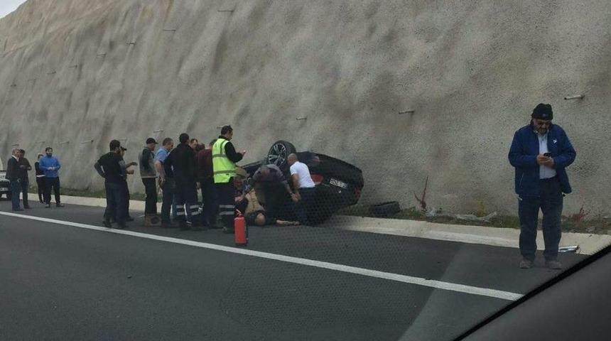 L&uuml;ks Otomobiliyle Otobanda Takla Attı, &Ccedil;evreden Yetişenler Kurtardı