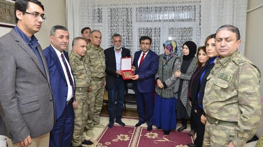 Vali G&uuml;zeloğlu, Şehit Ailesine Şehitlik Belgesi Verdi
