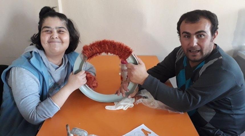 Burhaniye&rsquo;de &Ouml;zel Gen&ccedil;ler Taş Bebek Yapımını &Ouml;ğreniyor