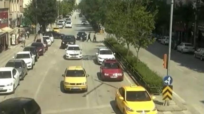 Otomobil Anne Ve &Ccedil;ocuğa B&ouml;yle &Ccedil;arptı