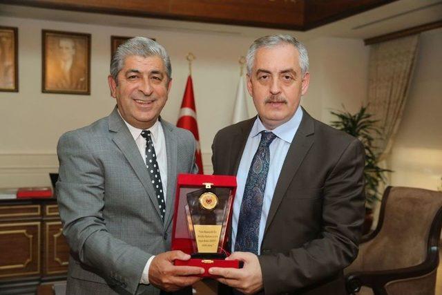 Ey&uuml;psultan&rsquo;ın Muhtarlarından Başkan Aydın&rsquo;a Plaket 3